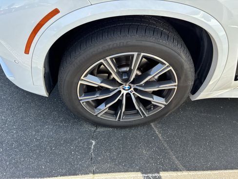 Used 2022 BMW X5 xDrive40i w/ M Sport Package AWD/4WD image 12
