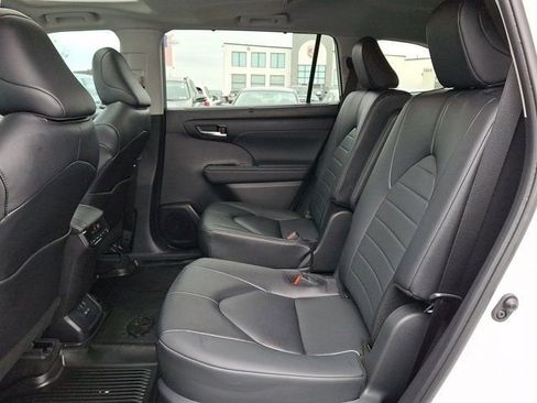 Used 2024 Toyota Highlander XLE FWD image 13