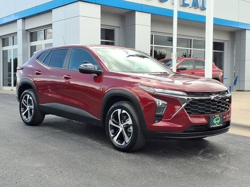 Certified 2025 Chevrolet Trax RS w/ Driver Confidence Package FWD image 3