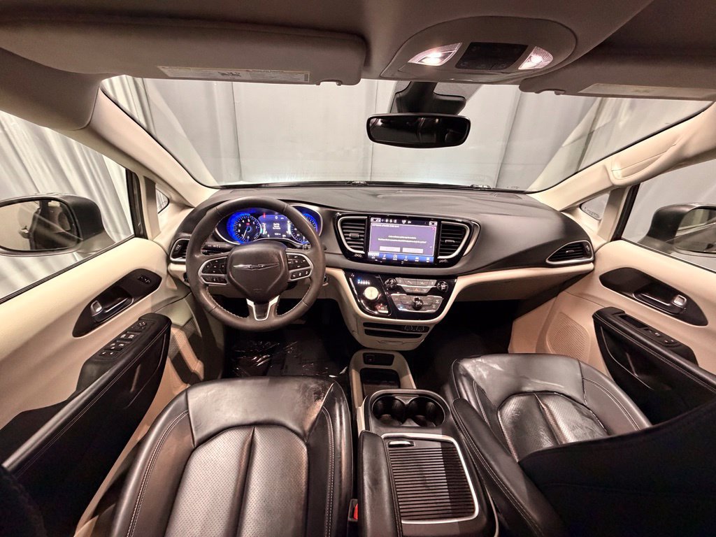 Used 2023 Chrysler Pacifica Touring-L FWD image 19