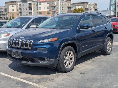 Used 2018 Jeep Cherokee Latitude w/ Safety Group AWD/4WD image 3