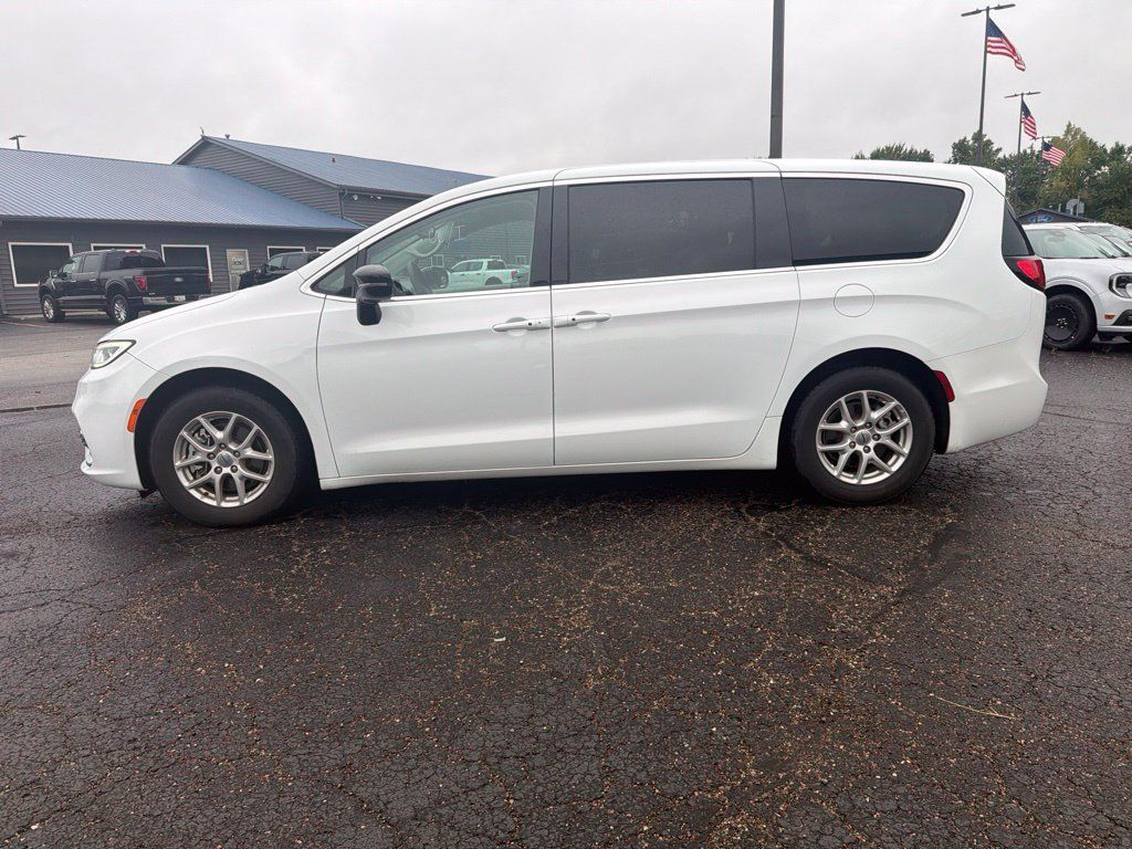 Used 2024 Chrysler Pacifica Touring-L FWD image 3