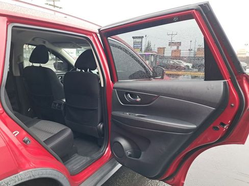 Used 2017 Nissan Rogue SV w/ SV Premium Package image 14