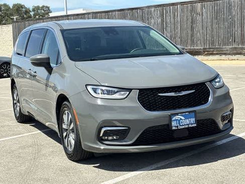 Used 2023 Chrysler Pacifica Touring-L FWD image 8