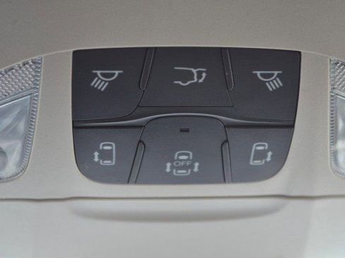 Used 2023 Chrysler Pacifica Touring-L image 32