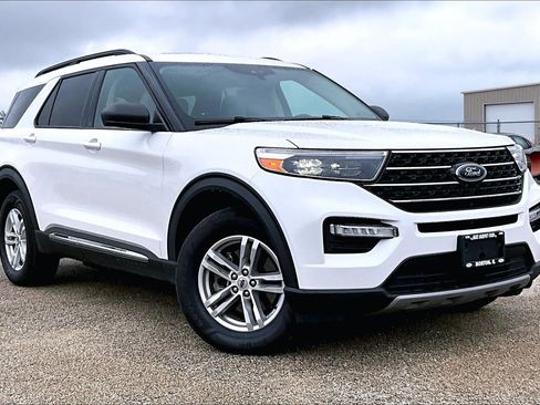 Used 2021 Ford Explorer XLT w/ Equipment Group 202A AWD/4WD image 38