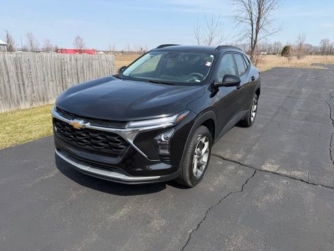 Used 2025 Chevrolet Trax LT FWD image 2