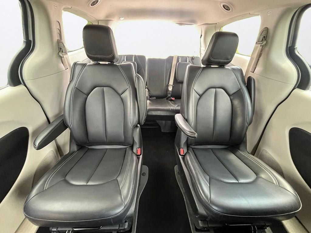 Used 2023 Chrysler Pacifica Touring-L FWD image 25