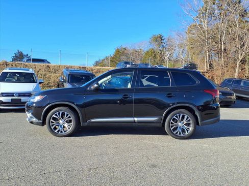 Used 2017 Mitsubishi Outlander SE image 2