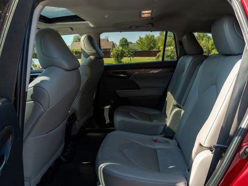 Used 2023 Toyota Highlander Limited FWD image 14