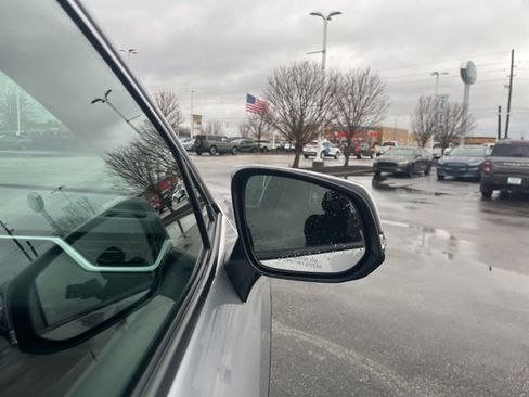 Used 2022 Toyota RAV4 SE image 8