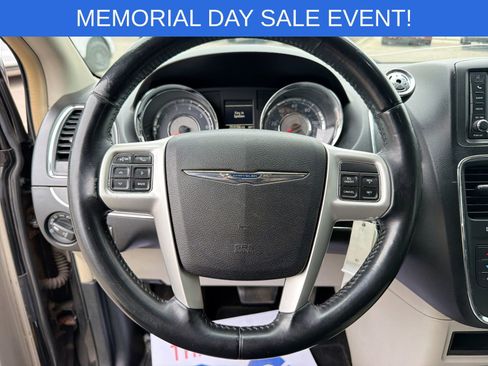 Used 2014 Chrysler Town & Country Touring FWD image 23
