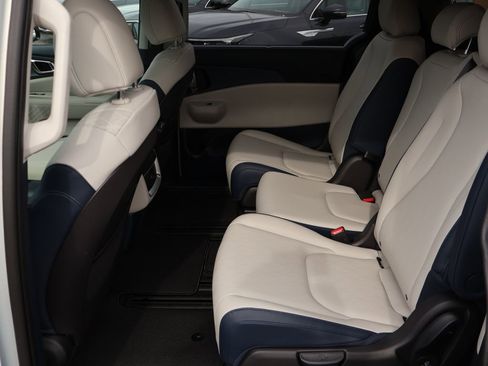 New 2026 Kia Carnival EX FWD image 13