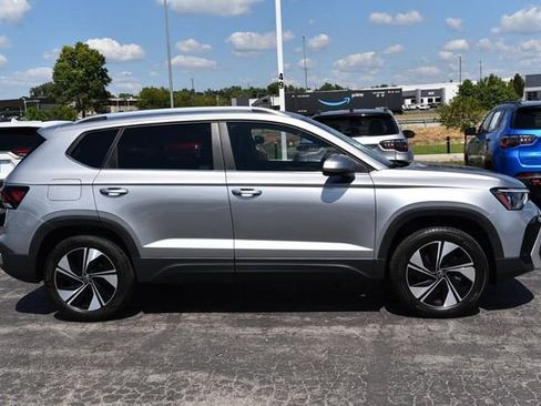 Used 2025 Volkswagen Taos SE AWD/4WD image 5