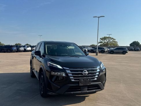 Certified 2025 Nissan Rogue SV FWD image 3