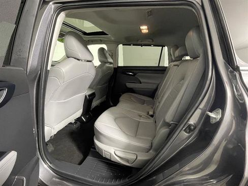 Used 2023 Toyota Highlander XLE AWD/4WD image 10