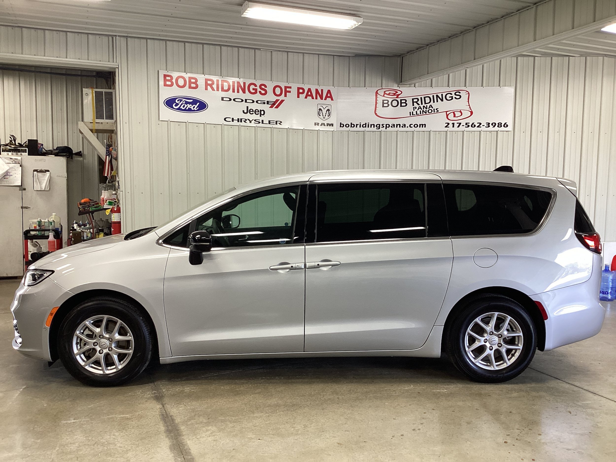 Used 2026 Chrysler Pacifica Select FWD image 2