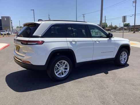 Used 2024 Jeep Grand Cherokee Laredo X w/ Trailer Tow Package image 31