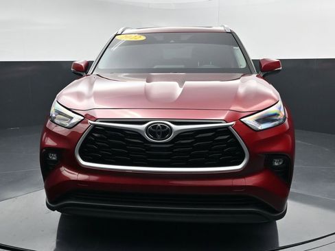 Used 2022 Toyota Highlander XLE AWD/4WD image 3
