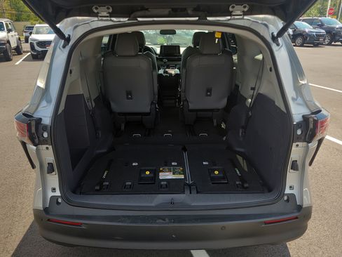 Certified 2023 Toyota Sienna XLE AWD/4WD image 31