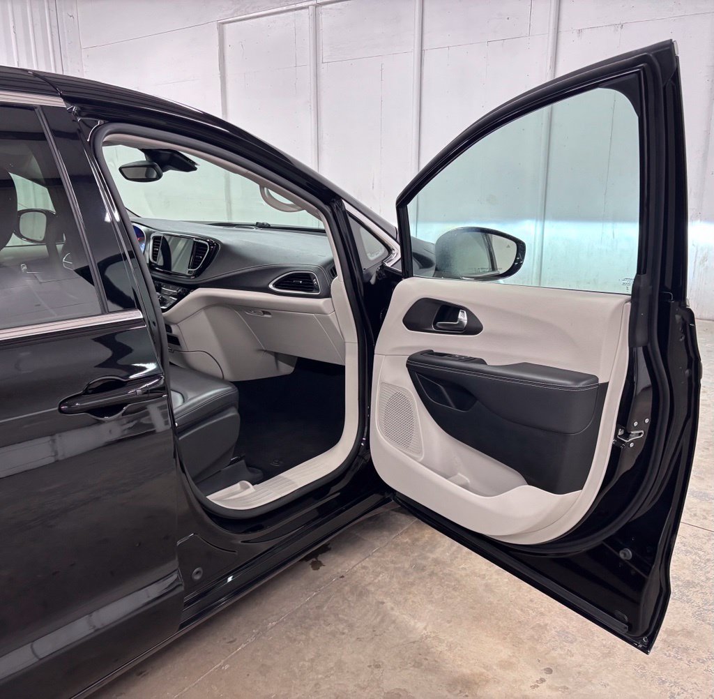 Used 2024 Chrysler Pacifica Limited FWD image 17