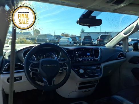 Used 2024 Chrysler Pacifica Touring-L image 10