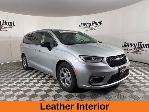 Used 2024 Chrysler Pacifica Limited FWD image 4