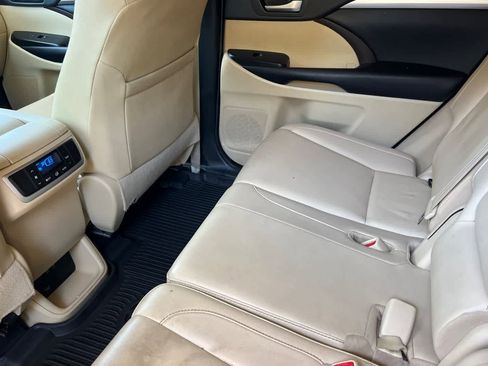 Used 2019 Toyota Highlander XLE AWD/4WD image 5