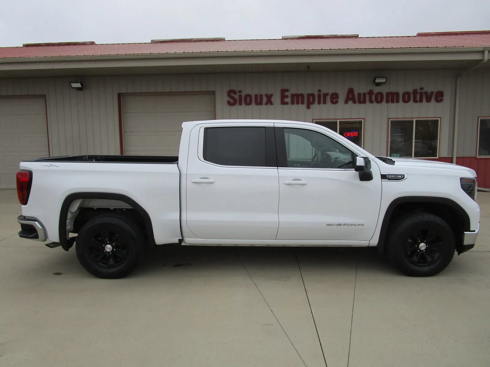 Used 2024 GMC Sierra 1500 SLE AWD/4WD image 8