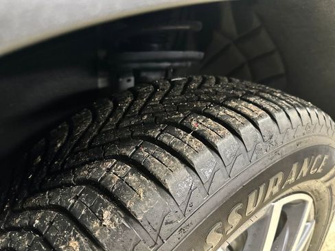 Certified 2023 GMC Acadia SLT w/ Technology Package image 12