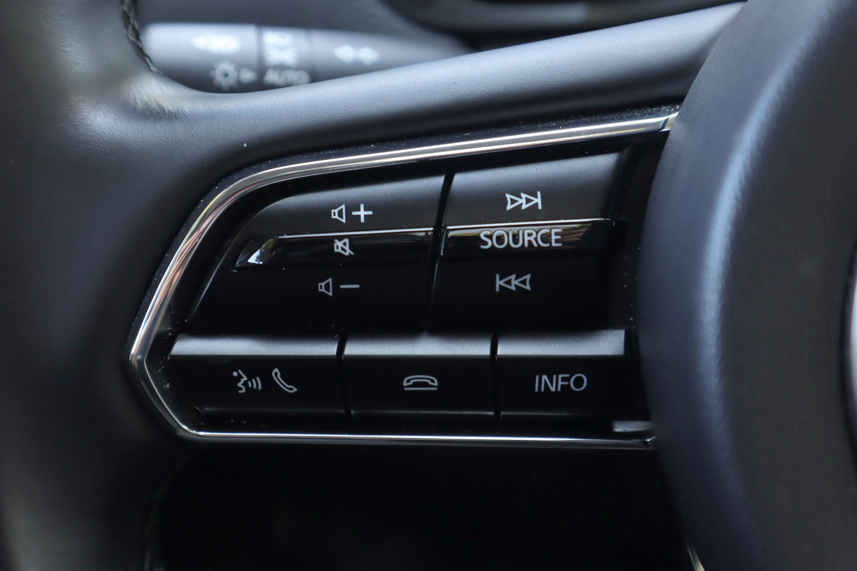 Certified 2025 MAZDA CX-70 Plug-In Hybrid w/ Premium Pkg AWD/4WD image 18