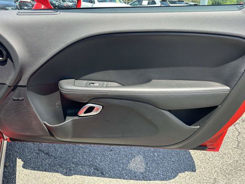Used 2016 Dodge Challenger SRT RWD image 25