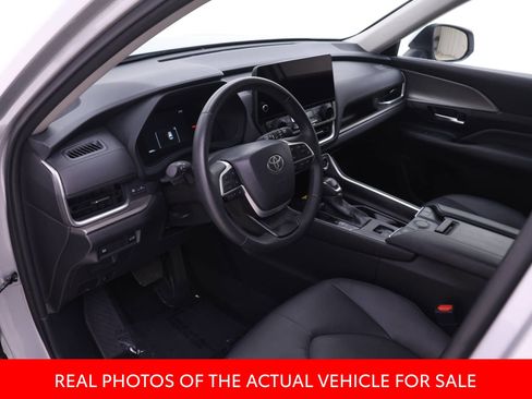 Used 2025 Toyota Grand Highlander FWD image 3