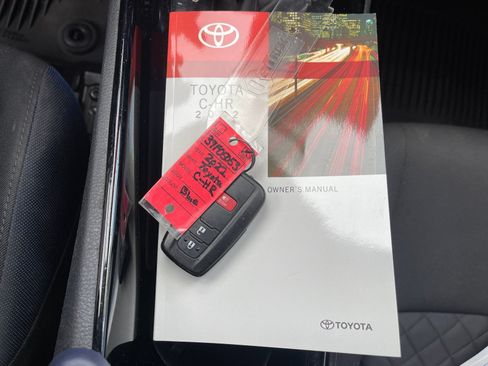 Used 2022 Toyota C-HR XLE FWD image 10