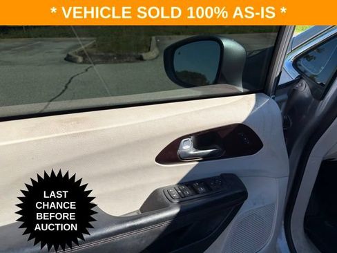Used 2017 Chrysler Pacifica Limited w/ UConnect Theater Package FWD image 14