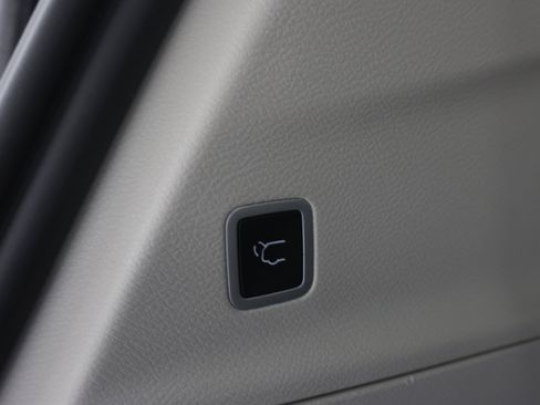 Used 2024 Chrysler Pacifica Touring-L FWD image 29
