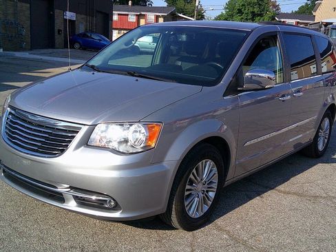 Used 2015 Chrysler Town & Country Touring-L w/ Driver Convenience Group FWD image 3