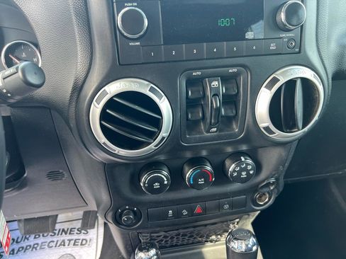 Used 2013 Jeep Wrangler Unlimited Sahara w/ Dual Top Group AWD/4WD image 19