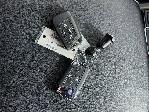 Used 2022 Volkswagen Atlas Cross Sport SEL R-Line image 36