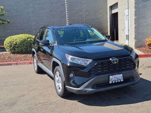 Used 2019 Toyota RAV4 XLE AWD/4WD image 3