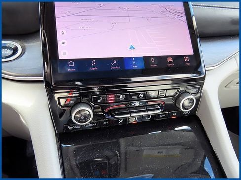 Certified 2022 Jeep Grand Cherokee Overland w/ Luxury Tech Group IV image 18