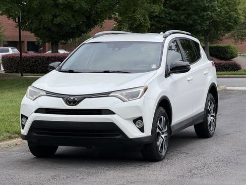 Used 2018 Toyota RAV4 LE FWD image 2