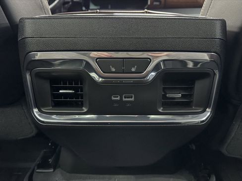 Used 2024 GMC Sierra 3500 Denali Ultimate AWD/4WD image 31
