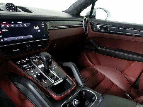 Used 2022 Porsche Cayenne GTS w/ Premium Package Plus image 25