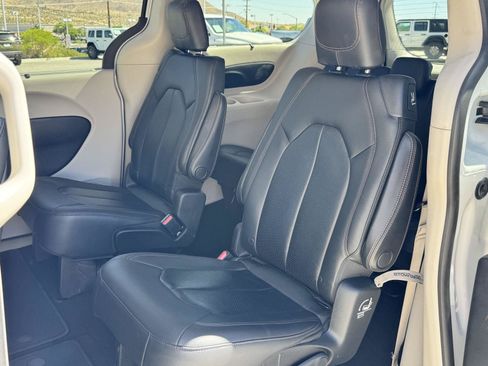 Used 2018 Chrysler Pacifica Touring-L Plus FWD image 29