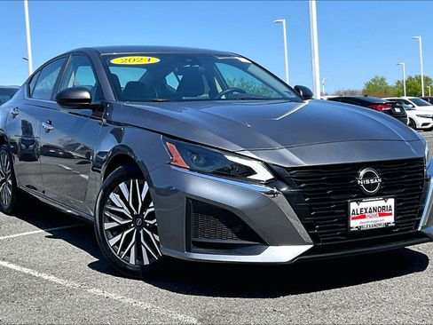 Used 2024 Nissan Altima 2.5 SV image 2