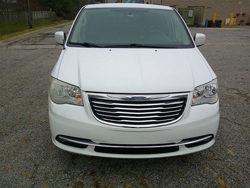 Used 2016 Chrysler Town & Country Touring image 8