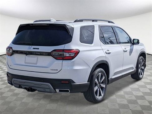 New 2025 Honda Pilot Touring image 6
