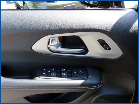 Certified 2025 Chrysler Pacifica Limited FWD image 13