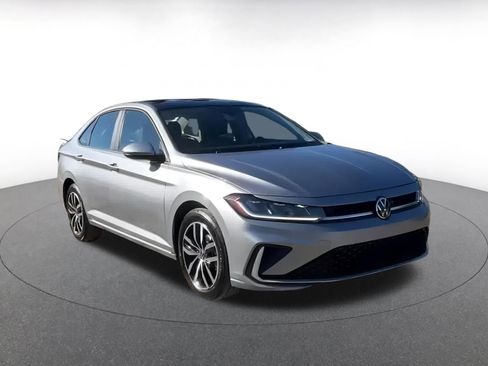 Used 2025 Volkswagen Jetta SE image 2